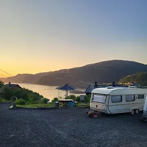Landlig, Nydelig Og Fjord Utsikt - Sentralt Camping